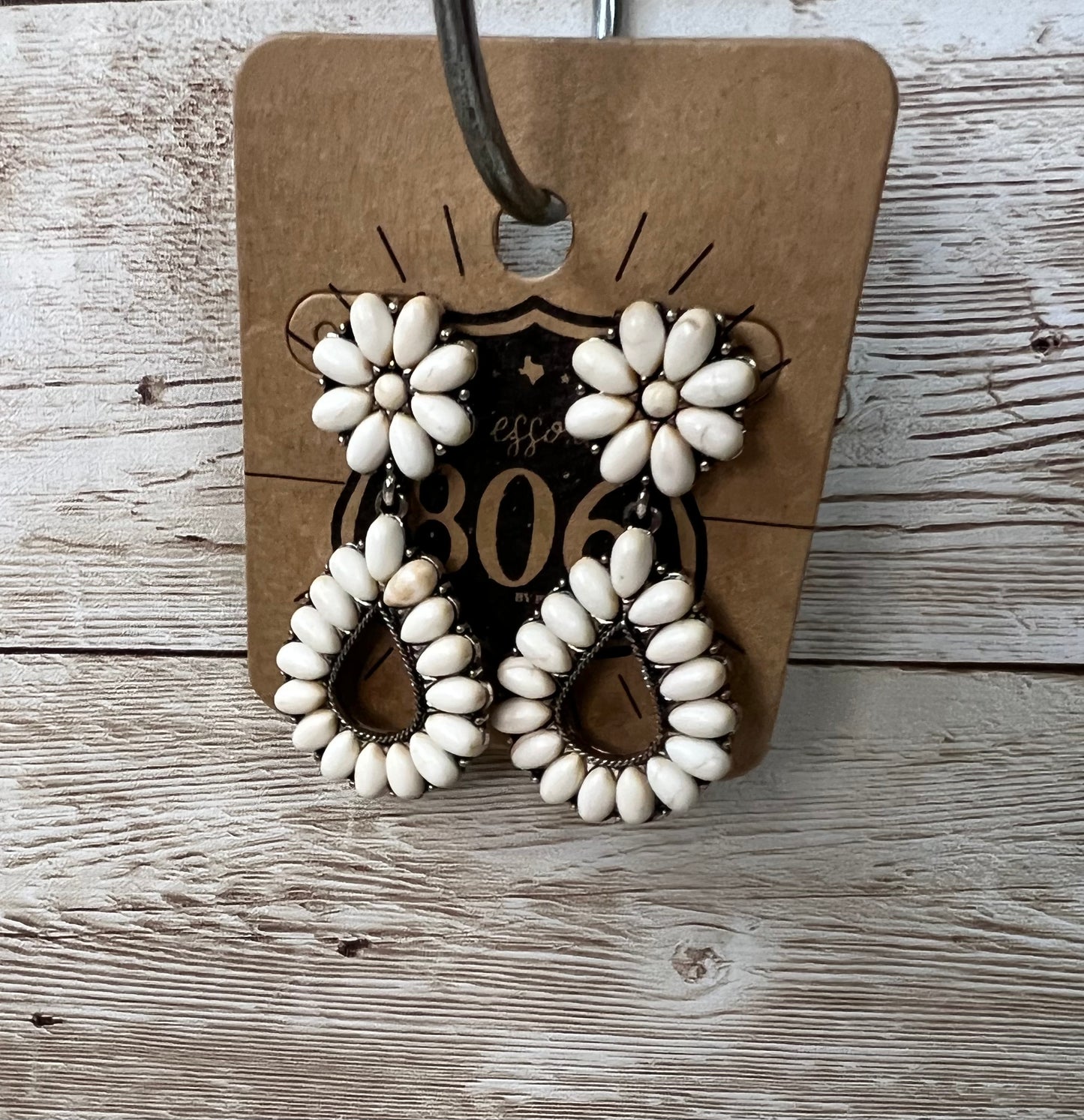 EARRING White Teardrop Flowers #806-1CNCQ008